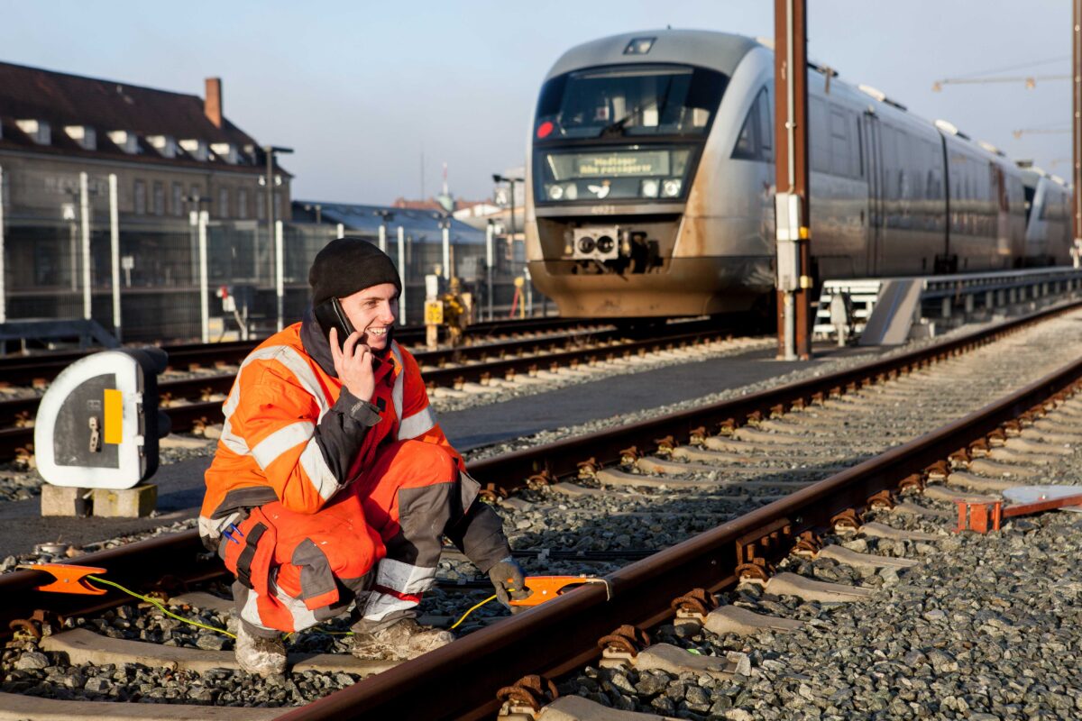 SR-arbejdsleder som er igang med etablering af en sporspærring